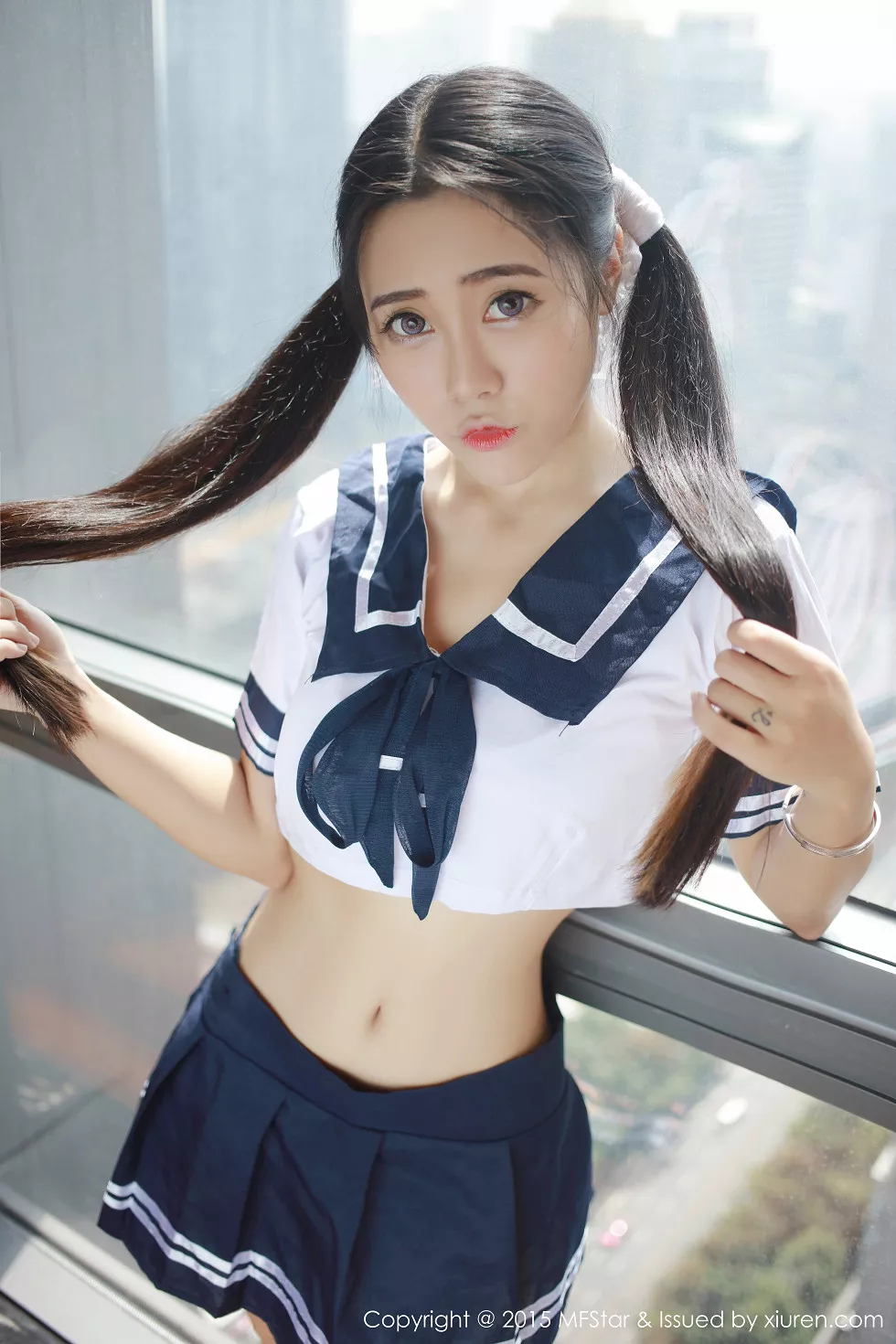 Xgyw.Org_[MFStar模范学院]Vol.032_嫩模兜豆靓Youlina半脱学生制服诱惑美臀写真42P