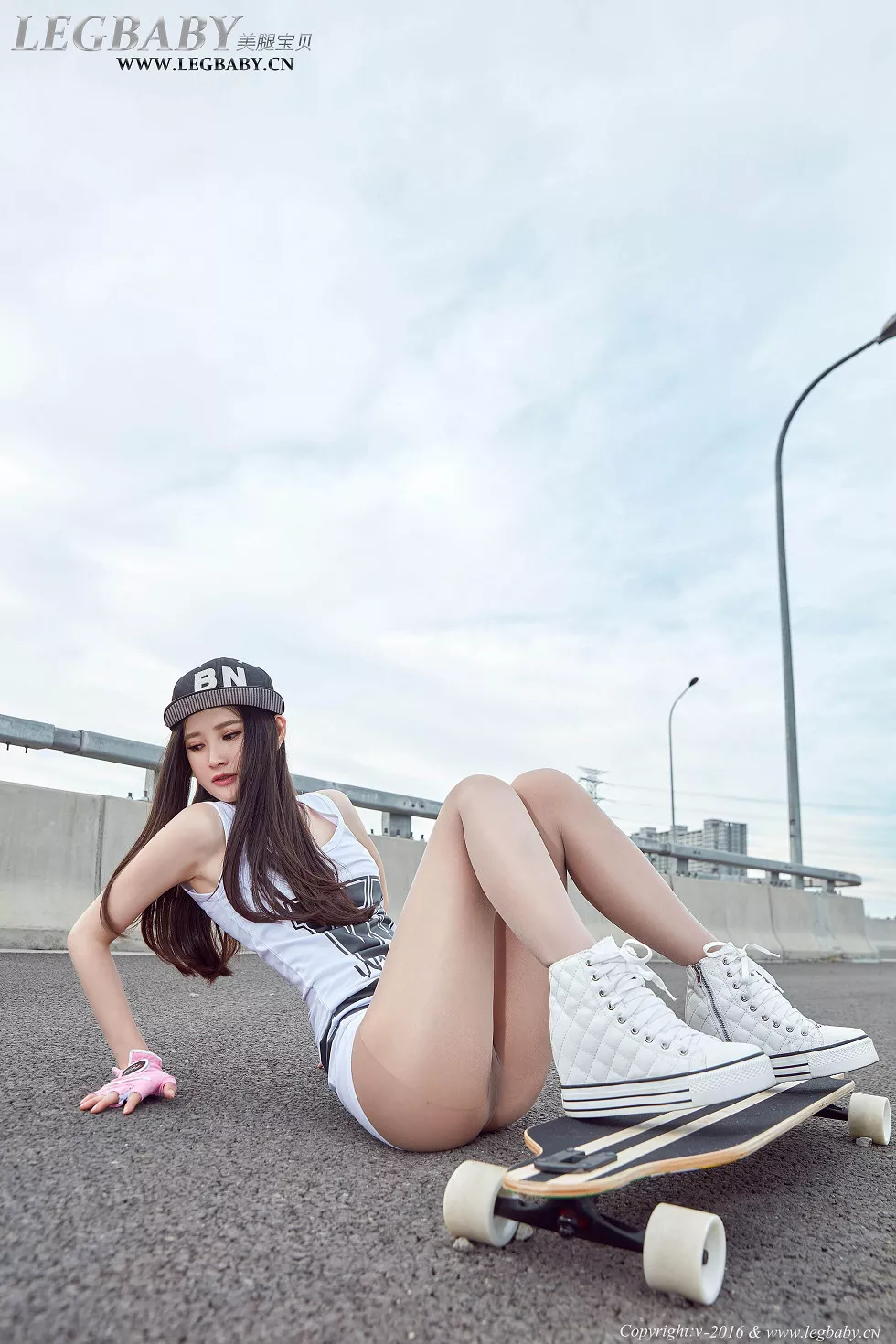 Xgyw.Org_[LEGBABY美腿宝贝]Vol.028_嫩模潇潇单板女神极品亮丝美腿无内诱惑写真51P