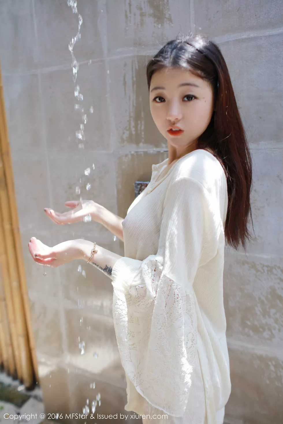Xgyw.Org_[MFStar模范学院]Vol.072_嫩模佘贝拉bella马尔代夫旅拍浴室里湿身诱惑秀美乳53P