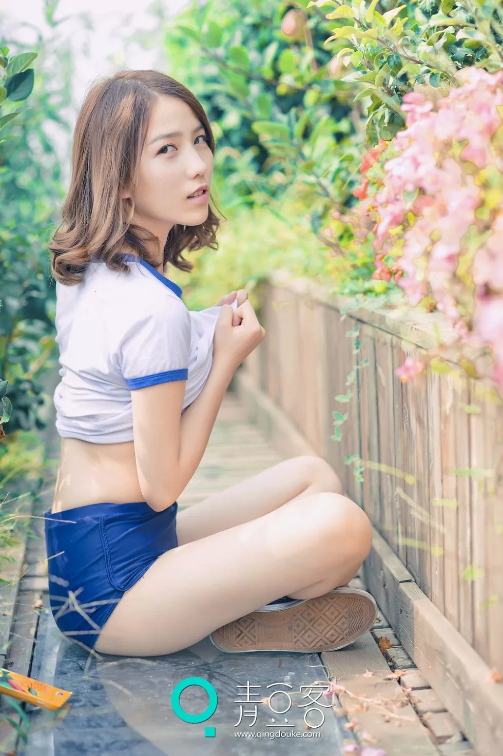 Xgyw.Org_[青豆客Qingdouke]2016.12.29_嫩模哈拿美丽花园里清新学生运动装写真50P