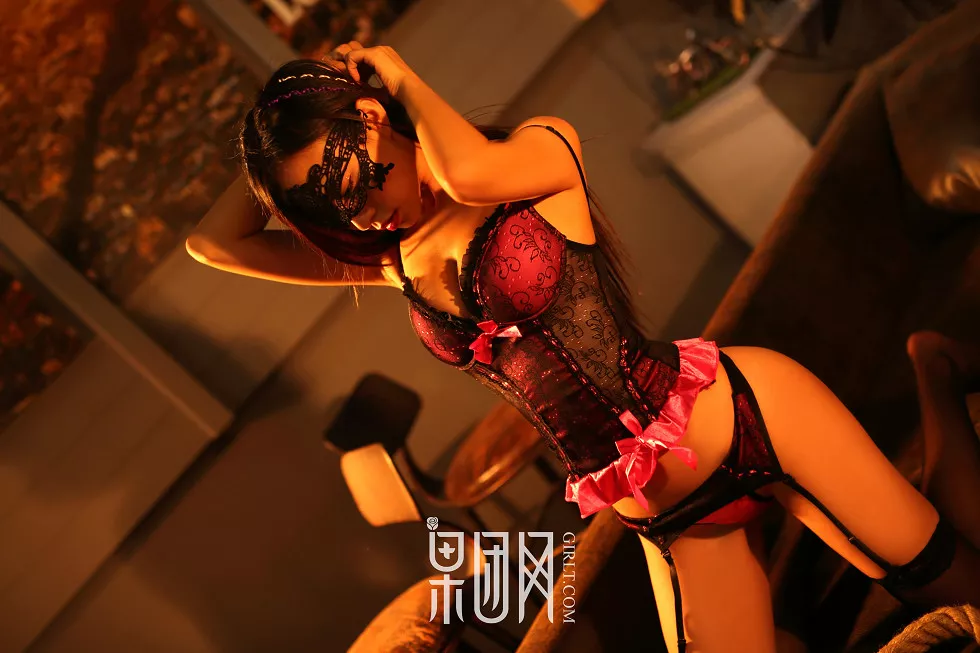 Xgyw.Org_[GIRLT果团网]NO.002_嫩模性感小怪兽居家蕾丝情趣内衣轻舔嘴唇撩人诱惑写真52P