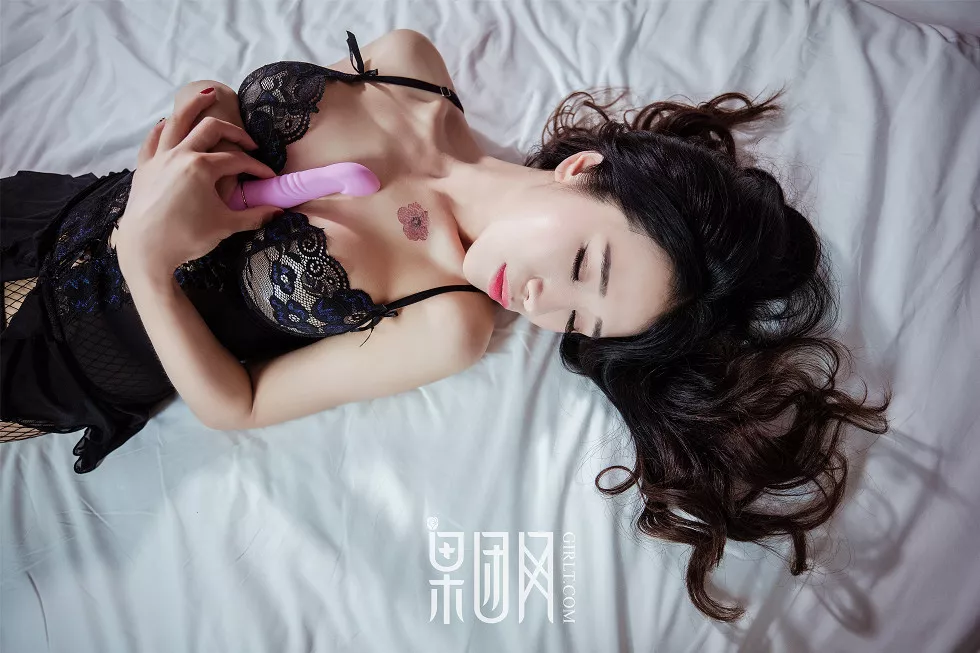 Xgyw.Org_[GIRLT果团网]NO.009_嫩模馨怡白色蕾丝透视情趣内衣秀魔鬼身材香艳诱惑写真62P