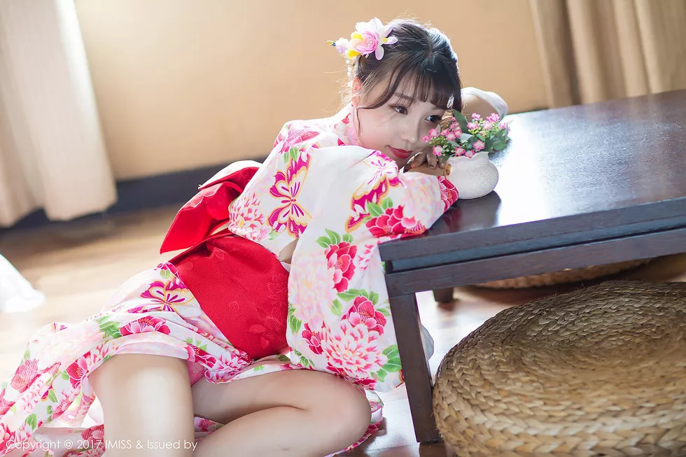 Xgyw.Org_[IMISS爱蜜社]Vol.170_嫩模芝芝Booty花色日系和服红色蕾丝内裤半脱撩人诱惑写真38P