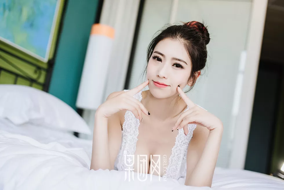 Xgyw.Org_[GIRLT果团网]NO.040_嫩模通灵儿居家床上白色蕾丝睡裙透视秀豪乳翘臀甜美诱惑写真57P