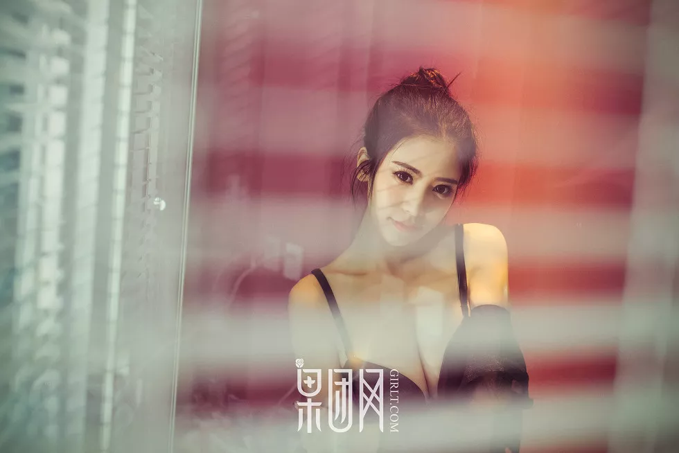Xgyw.Org_[GIRLT果团网]NO.040_嫩模通灵儿居家床上白色蕾丝睡裙透视秀豪乳翘臀甜美诱惑写真57P