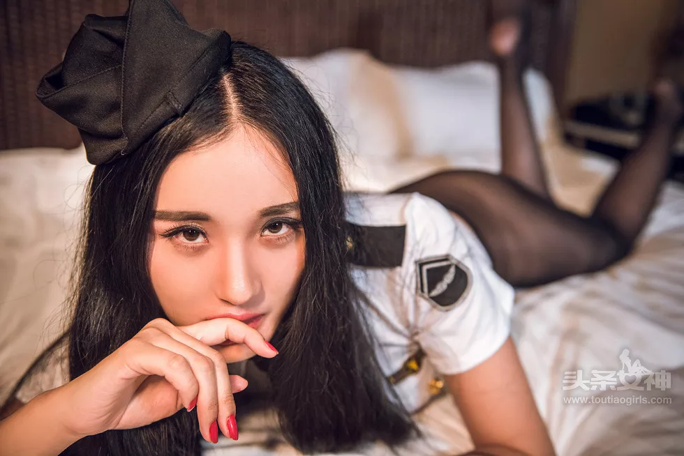 Xgyw.Org_[Toutiao头条女神]No.415_嫩模涟漪居家床上空姐制服无内黑丝裤袜撩人诱惑写真41P