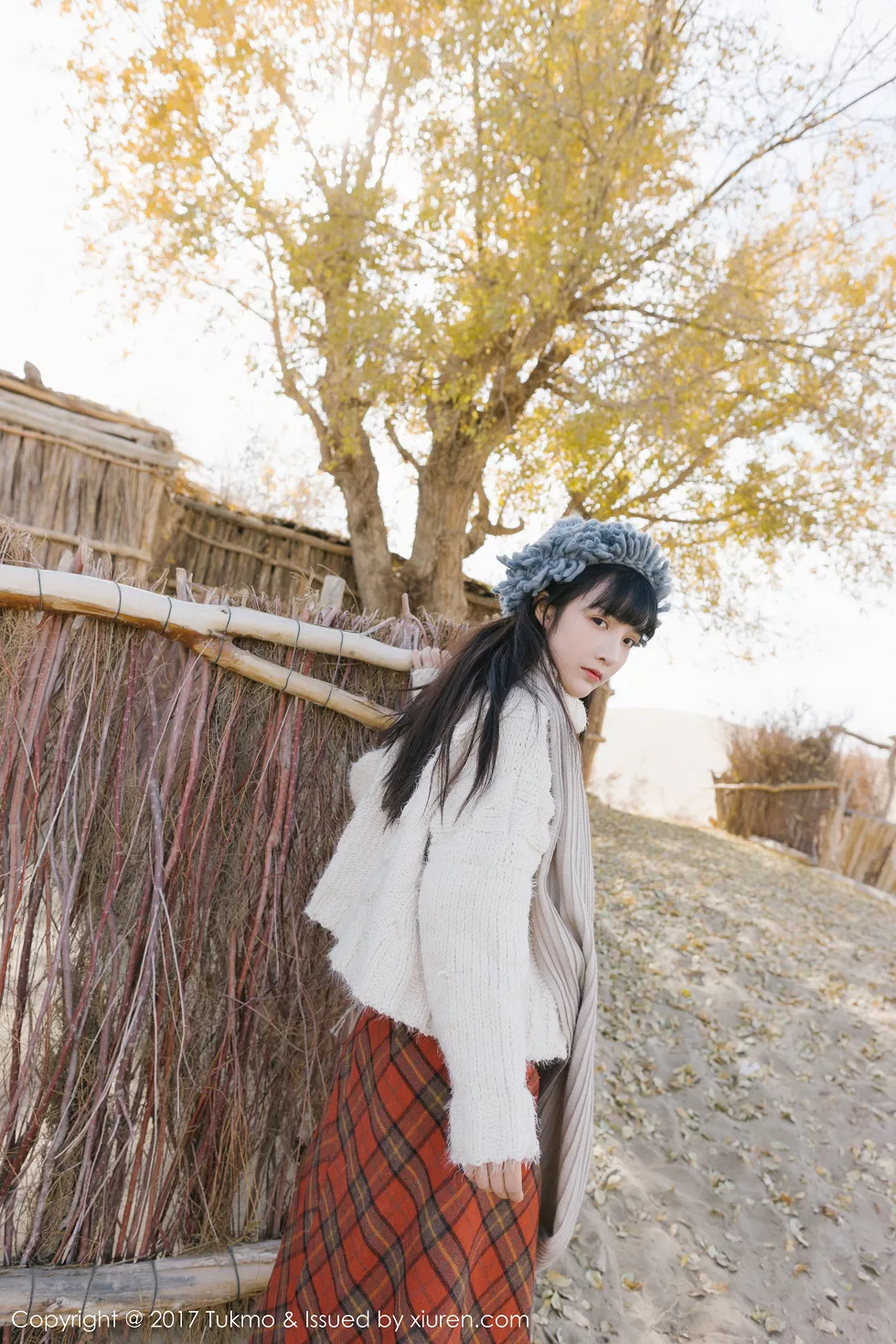 Xgyw.Org_[Tukmo兔几盟]Vol.098_美女主播之应冬日栅栏里的阳光美少女清新迷人写真40P