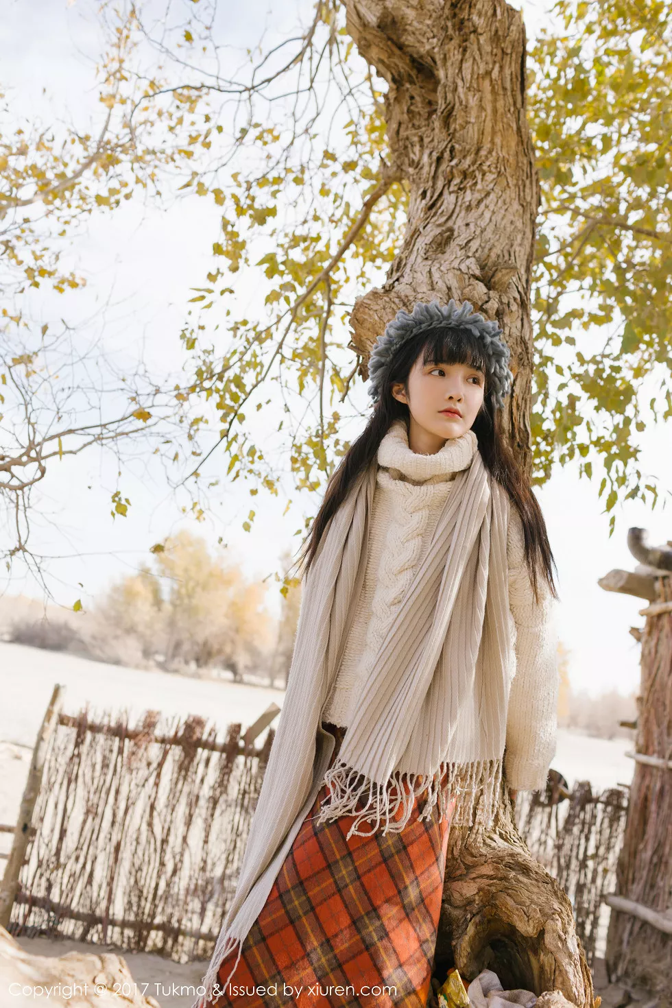 Xgyw.Org_[Tukmo兔几盟]Vol.098_美女主播之应冬日栅栏里的阳光美少女清新迷人写真40P