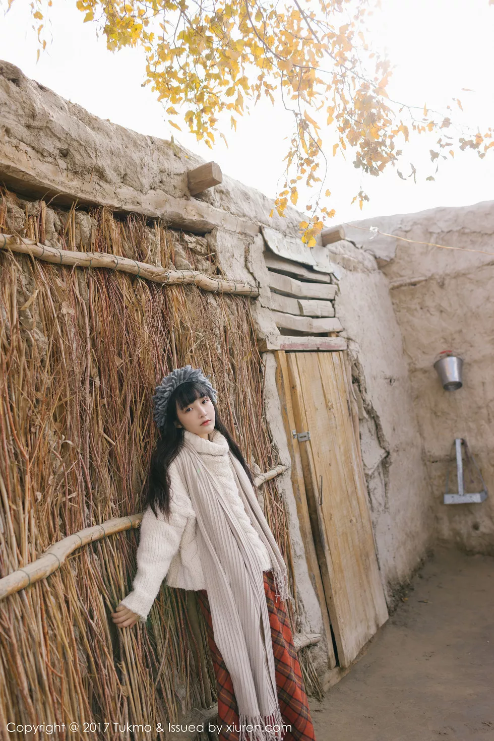 Xgyw.Org_[Tukmo兔几盟]Vol.098_美女主播之应冬日栅栏里的阳光美少女清新迷人写真40P