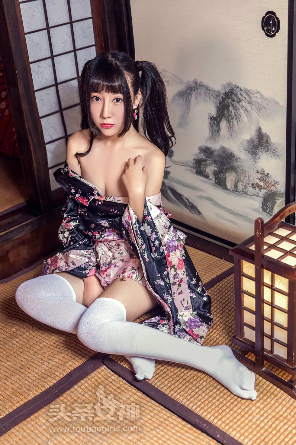 Xgyw.Org_[Toutiao头条女神]No.426_嫩模笑笑白色腿袜配和服半脱秀白嫩美胸性感翘臀写真37P