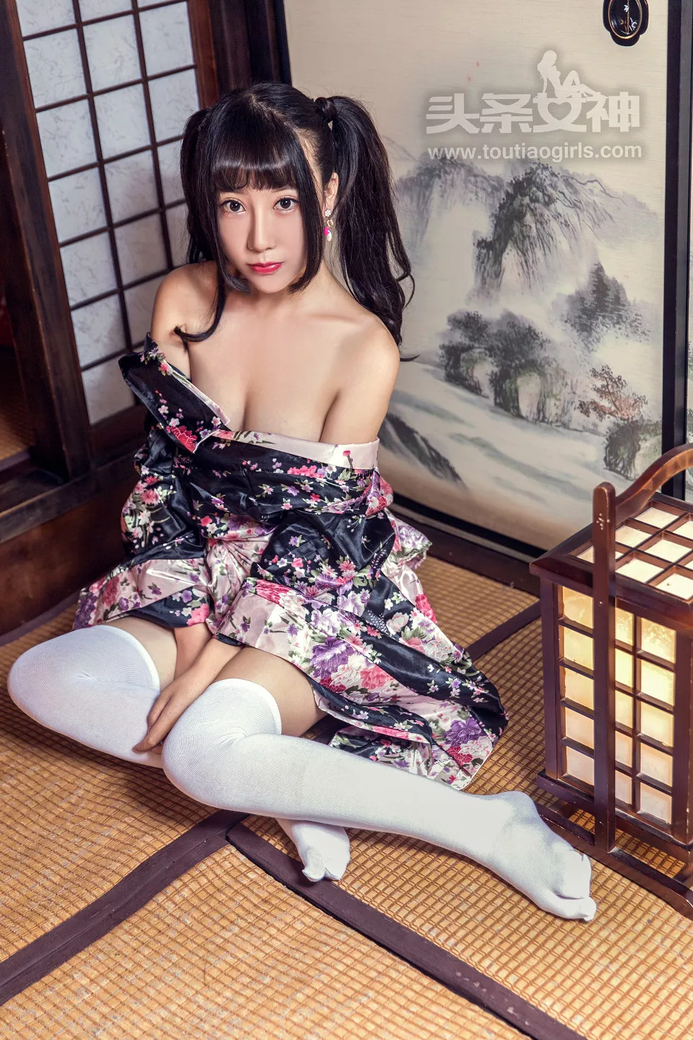 Xgyw.Org_[Toutiao头条女神]No.426_嫩模笑笑白色腿袜配和服半脱秀白嫩美胸性感翘臀写真37P