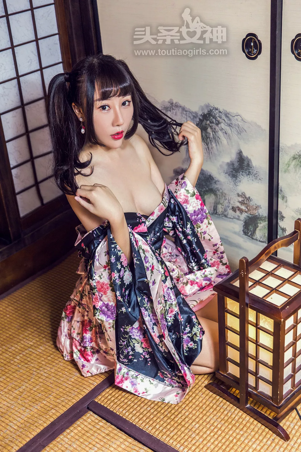 Xgyw.Org_[Toutiao头条女神]No.426_嫩模笑笑白色腿袜配和服半脱秀白嫩美胸性感翘臀写真37P