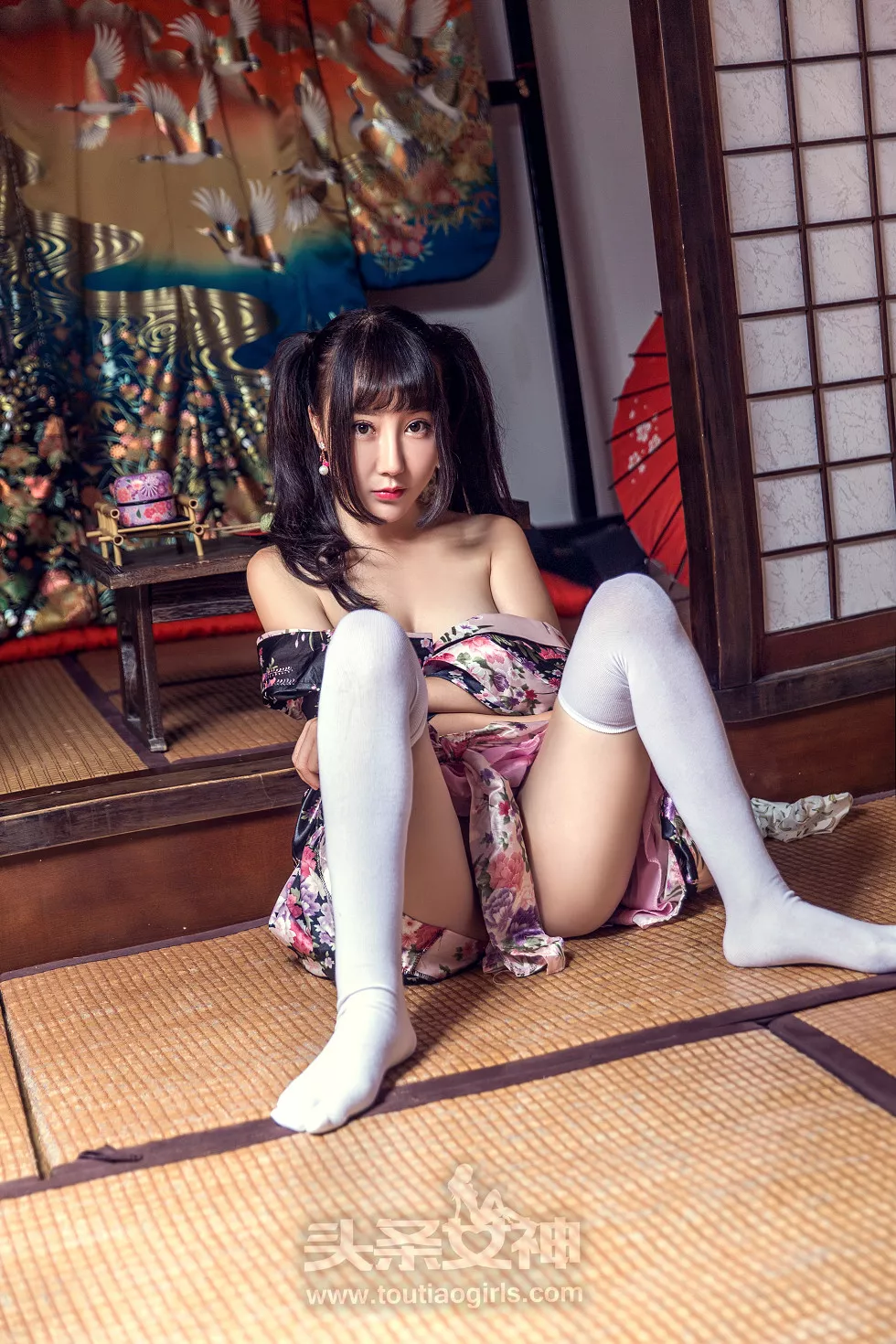 Xgyw.Org_[Toutiao头条女神]No.426_嫩模笑笑白色腿袜配和服半脱秀白嫩美胸性感翘臀写真37P