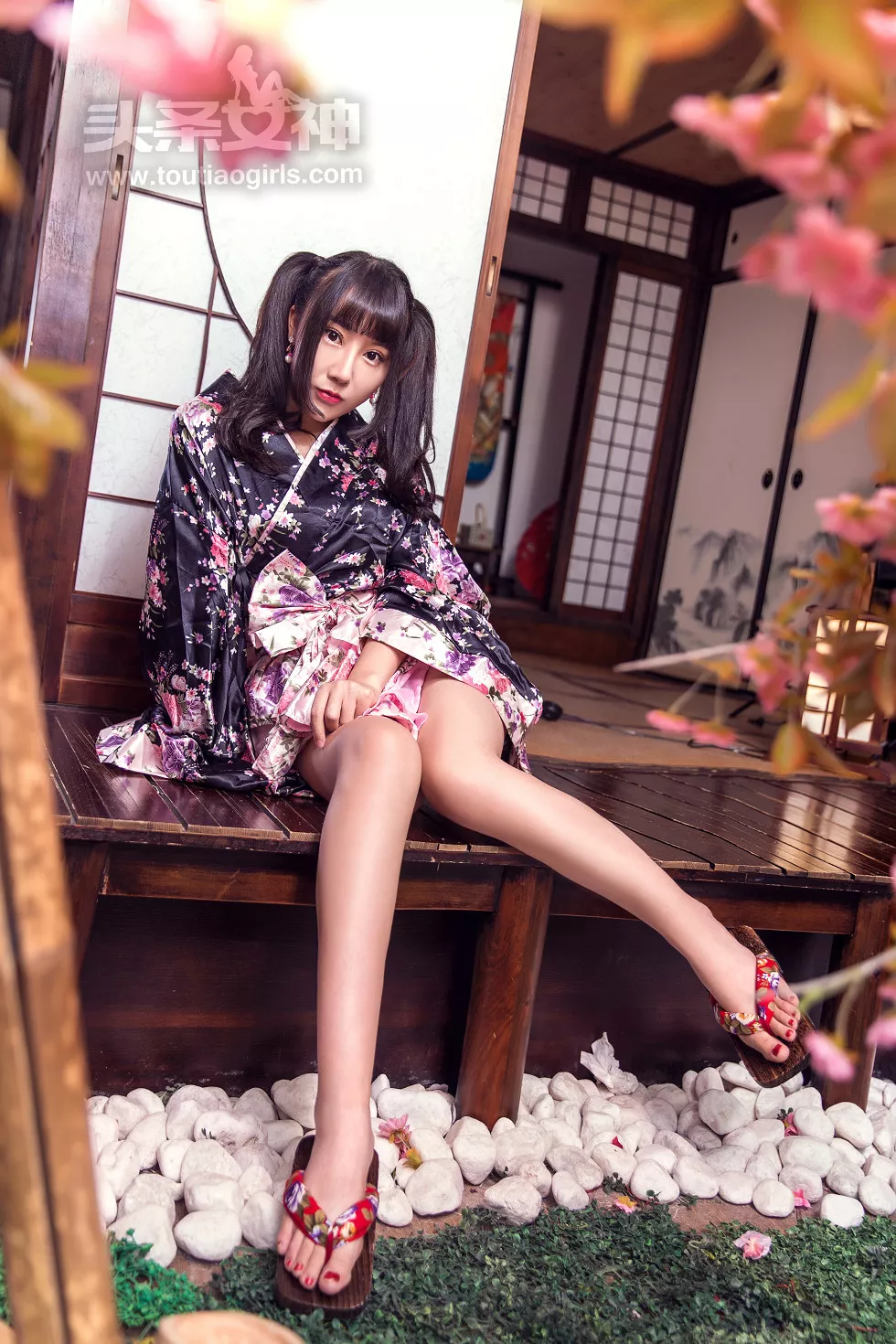 Xgyw.Org_[Toutiao头条女神]No.426_嫩模笑笑白色腿袜配和服半脱秀白嫩美胸性感翘臀写真37P