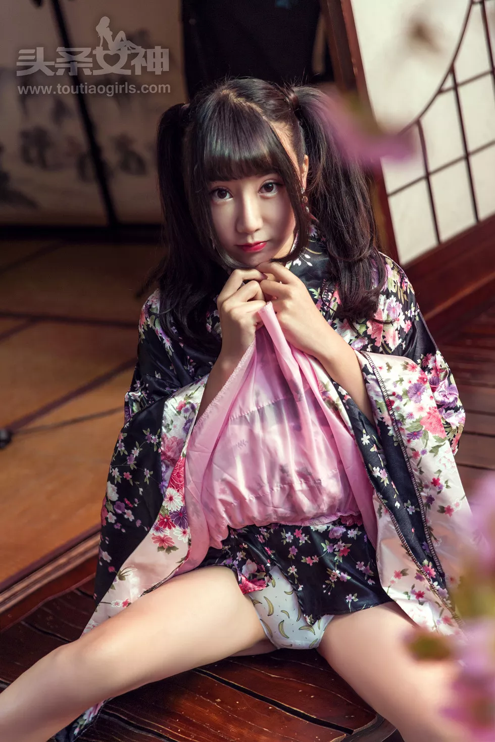 Xgyw.Org_[Toutiao头条女神]No.426_嫩模笑笑白色腿袜配和服半脱秀白嫩美胸性感翘臀写真37P