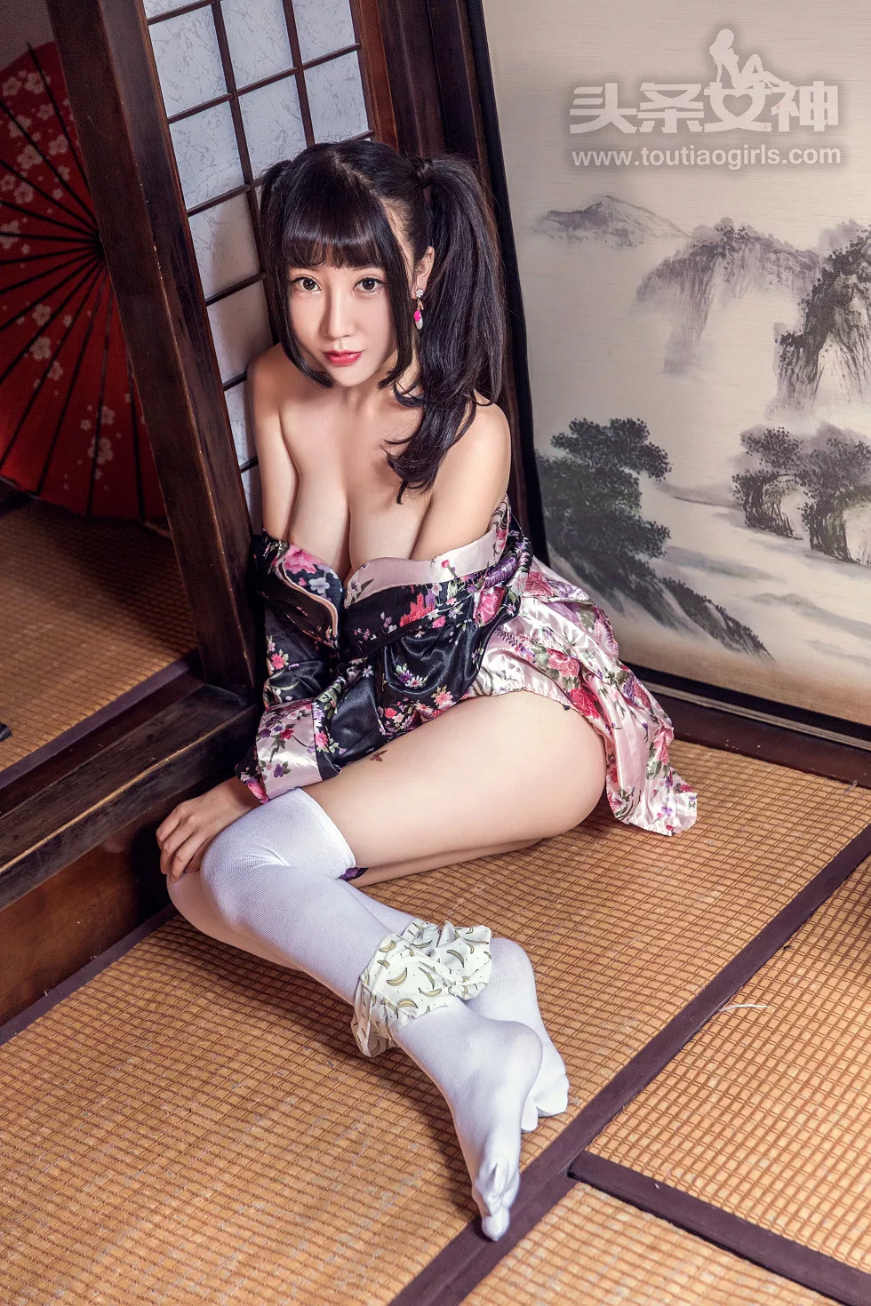 Xgyw.Org_[Toutiao头条女神]No.426_嫩模笑笑白色腿袜配和服半脱秀白嫩美胸性感翘臀写真37P