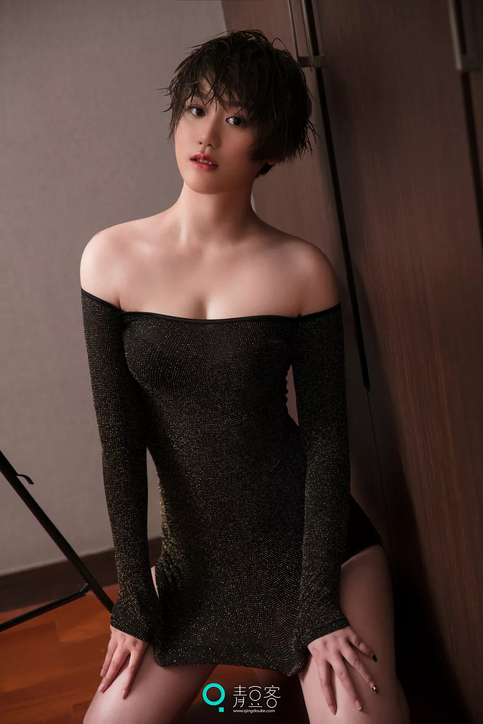 Xgyw.Org_[青豆客Qingdouke]2017.09.12_嫩模瑶瑶黑色吊带裙秀美胸全裸下身撩人诱惑写真53P