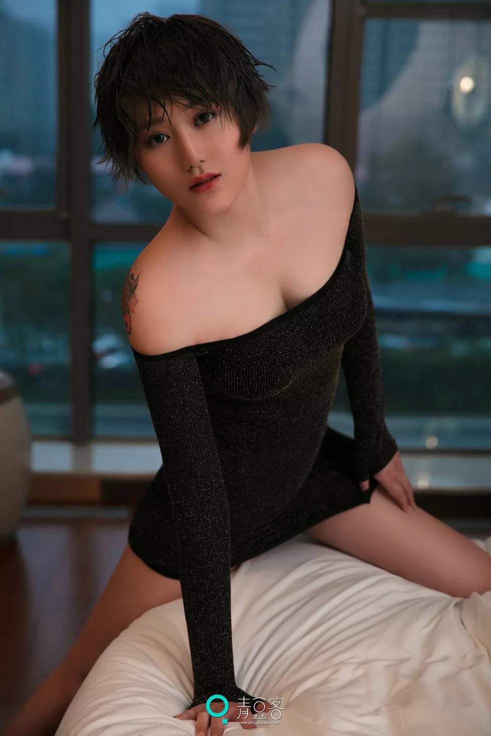 Xgyw.Org_[青豆客Qingdouke]2017.09.12_嫩模瑶瑶黑色吊带裙秀美胸全裸下身撩人诱惑写真53P