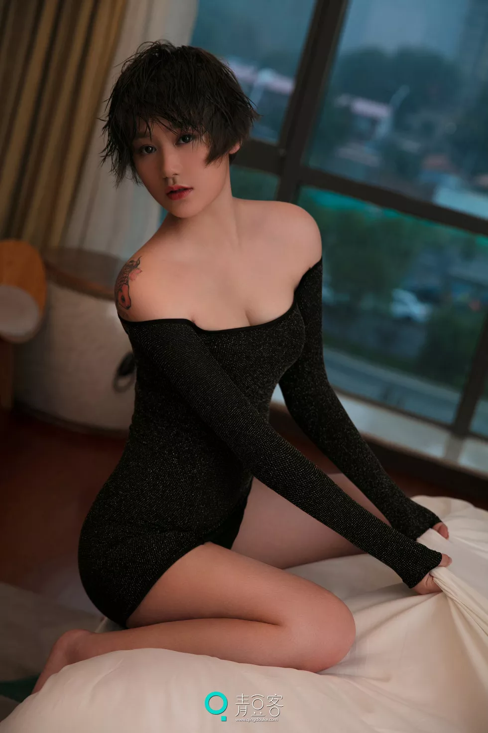 Xgyw.Org_[青豆客Qingdouke]2017.09.12_嫩模瑶瑶黑色吊带裙秀美胸全裸下身撩人诱惑写真53P