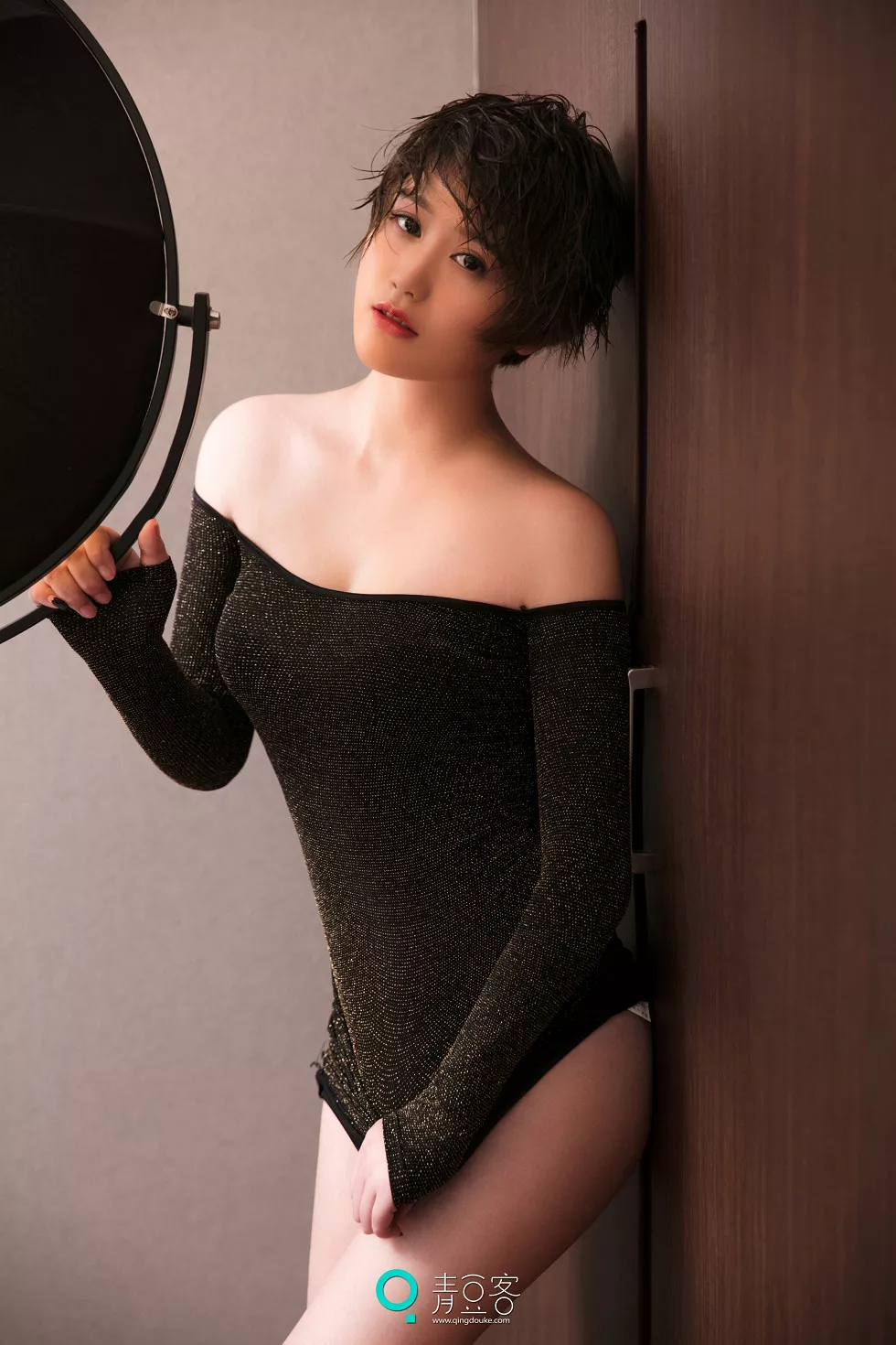 Xgyw.Org_[青豆客Qingdouke]2017.09.12_嫩模瑶瑶黑色吊带裙秀美胸全裸下身撩人诱惑写真53P