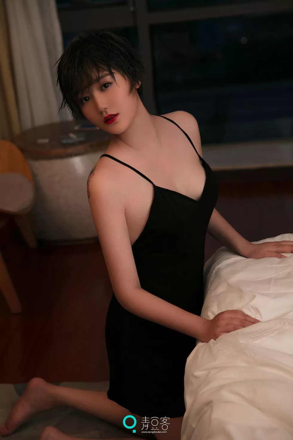 Xgyw.Org_[青豆客Qingdouke]2017.09.12_嫩模瑶瑶黑色吊带裙秀美胸全裸下身撩人诱惑写真53P