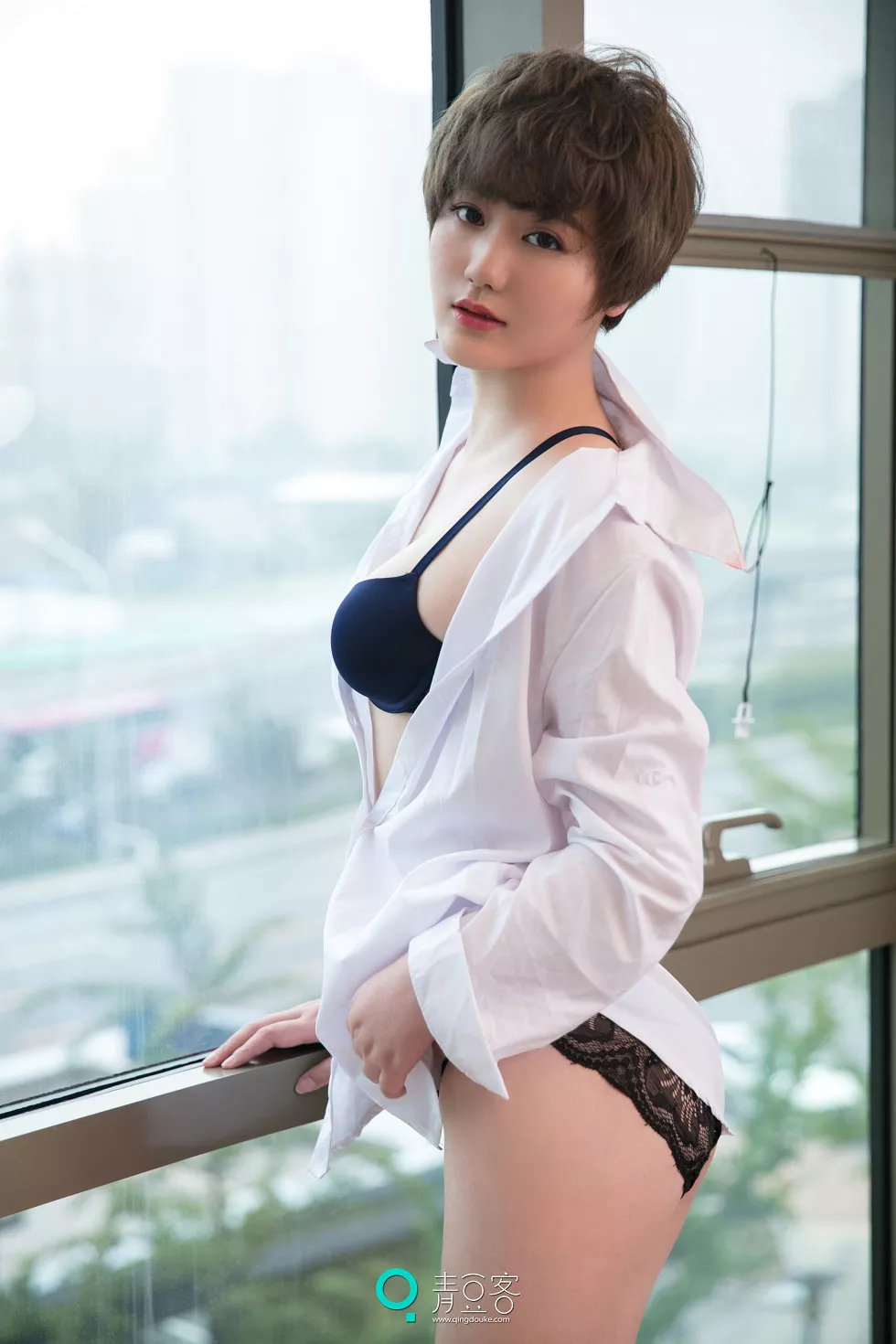 Xgyw.Org_[青豆客Qingdouke]2017.09.12_嫩模瑶瑶黑色吊带裙秀美胸全裸下身撩人诱惑写真53P