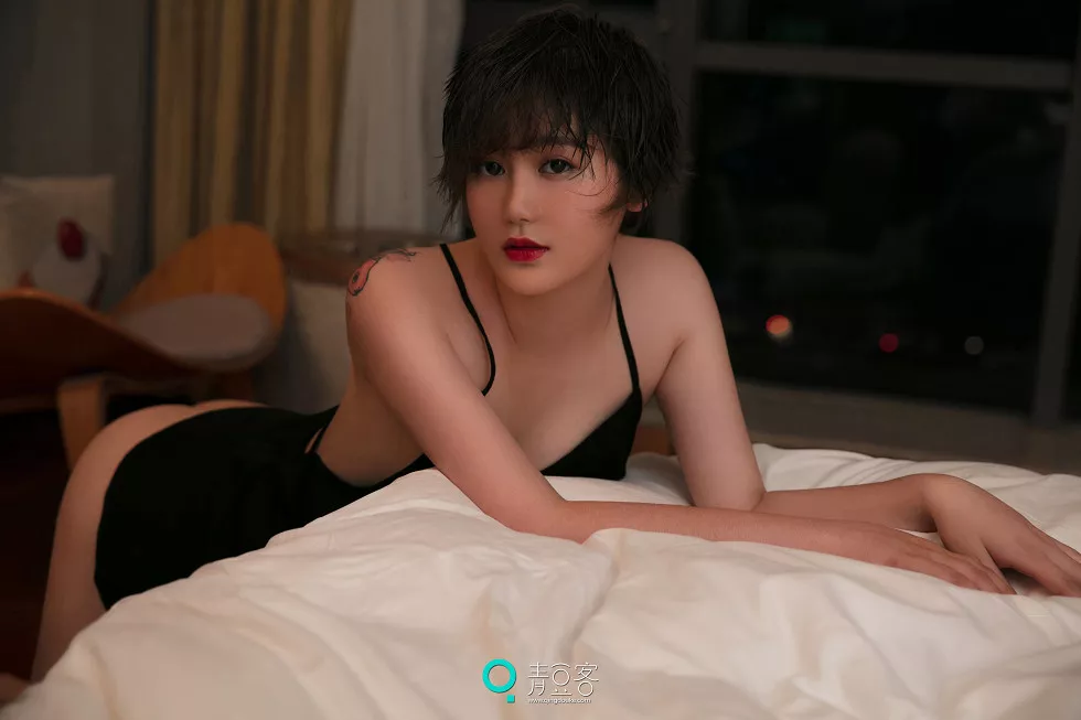 Xgyw.Org_[青豆客Qingdouke]2017.09.12_嫩模瑶瑶黑色吊带裙秀美胸全裸下身撩人诱惑写真53P