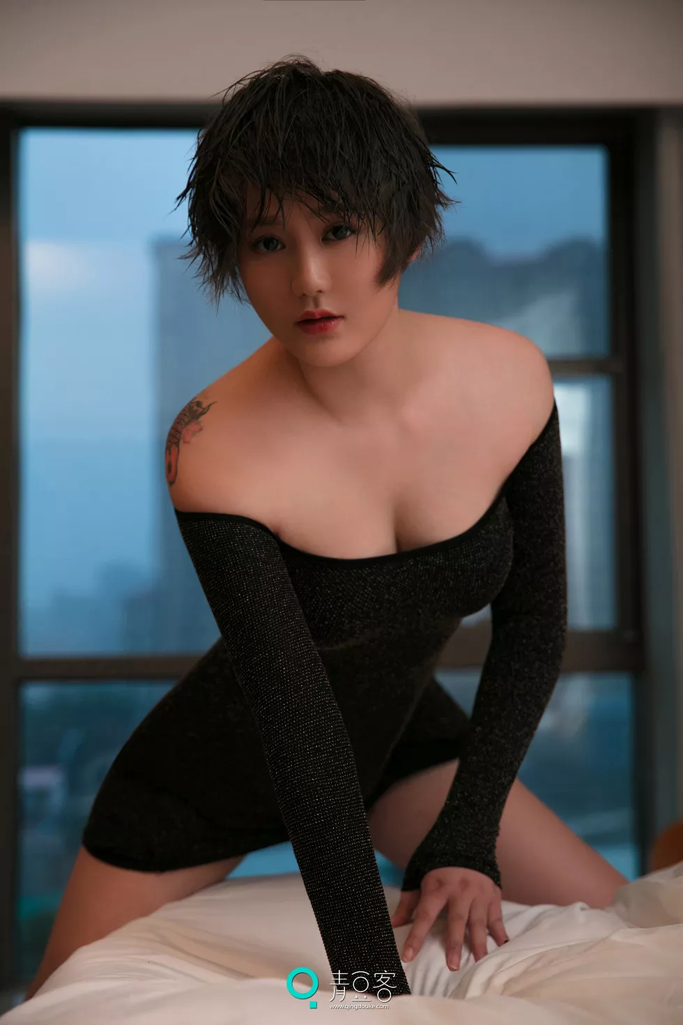 Xgyw.Org_[青豆客Qingdouke]2017.09.12_嫩模瑶瑶黑色吊带裙秀美胸全裸下身撩人诱惑写真53P