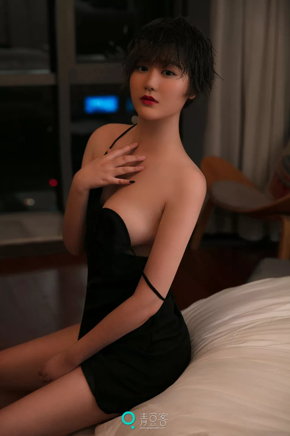 Xgyw.Org_[青豆客Qingdouke]2017.09.12_嫩模瑶瑶黑色吊带裙秀美胸全裸下身撩人诱惑写真53P