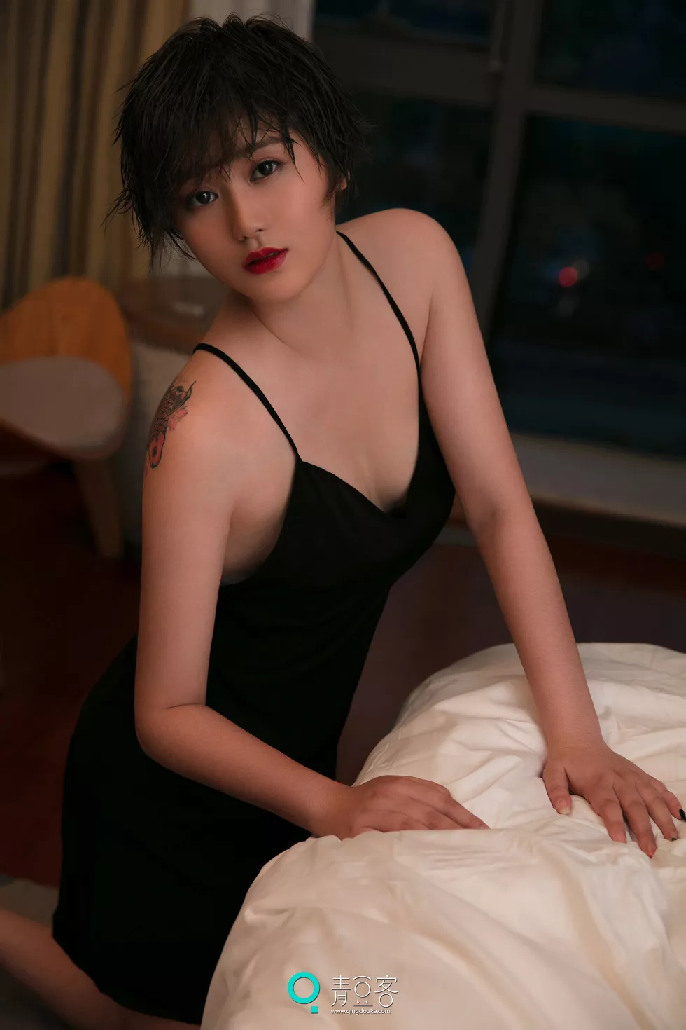 Xgyw.Org_[青豆客Qingdouke]2017.09.12_嫩模瑶瑶黑色吊带裙秀美胸全裸下身撩人诱惑写真53P