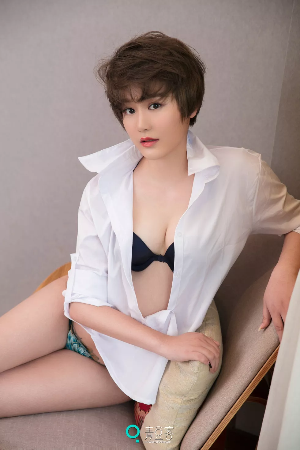 Xgyw.Org_[青豆客Qingdouke]2017.09.12_嫩模瑶瑶黑色吊带裙秀美胸全裸下身撩人诱惑写真53P