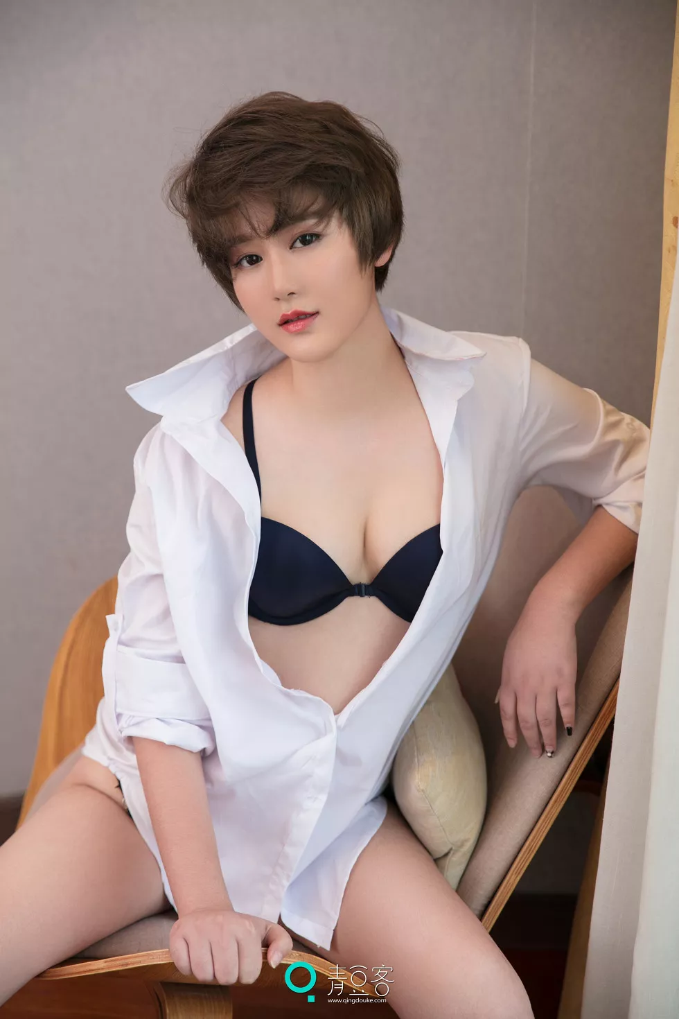 Xgyw.Org_[青豆客Qingdouke]2017.09.12_嫩模瑶瑶黑色吊带裙秀美胸全裸下身撩人诱惑写真53P