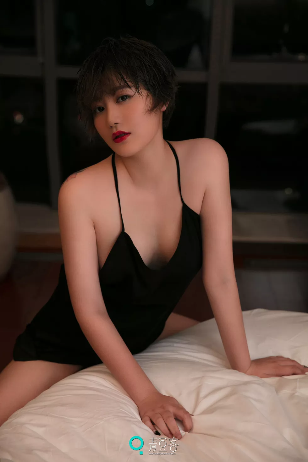 Xgyw.Org_[青豆客Qingdouke]2017.09.12_嫩模瑶瑶黑色吊带裙秀美胸全裸下身撩人诱惑写真53P
