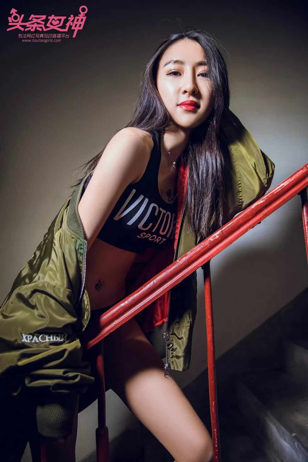 Xgyw.Org_[Toutiao头条女神]No.484_嫩模如意半脱绿外套性感黑色内衣秀完美身材写真20P