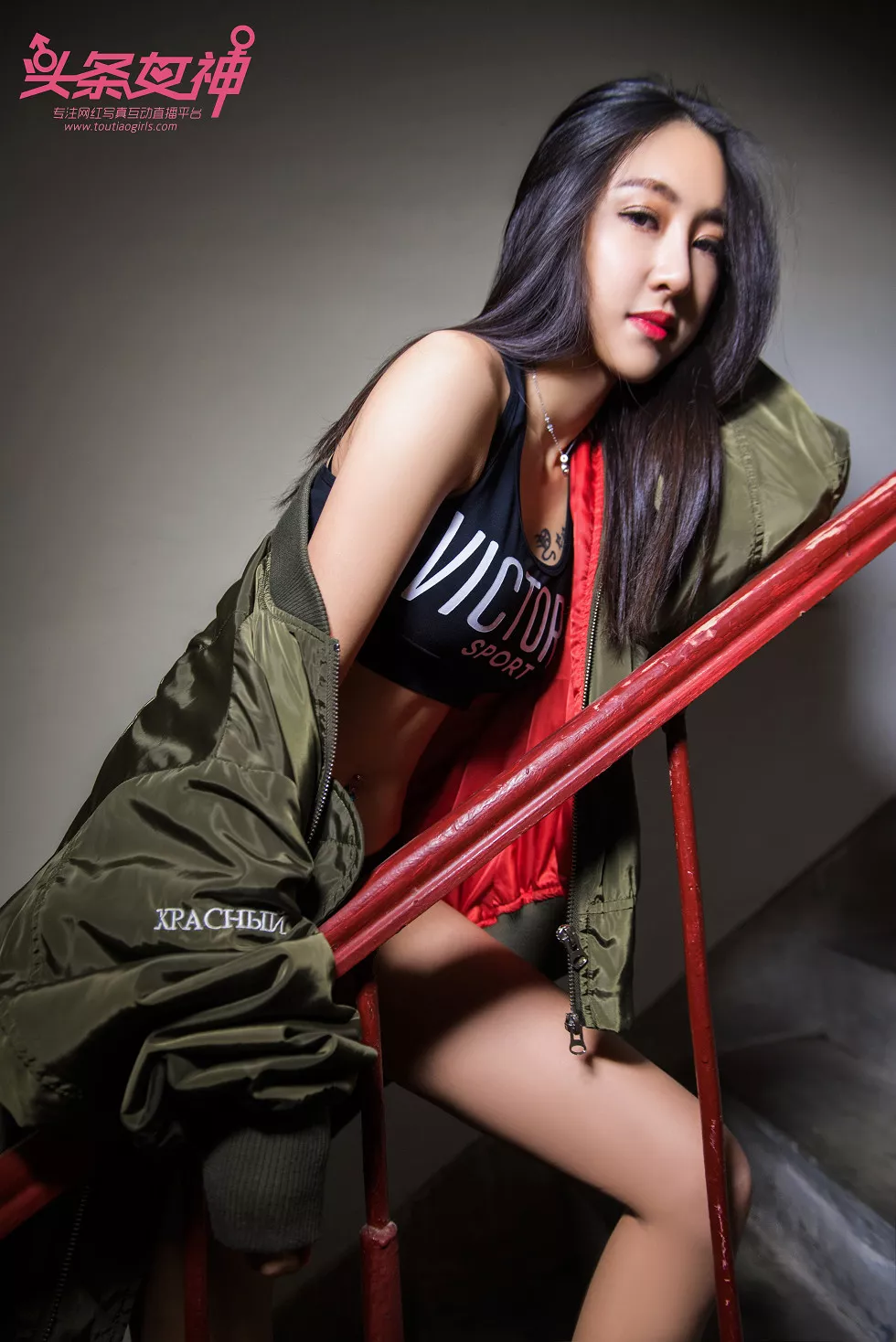 Xgyw.Org_[Toutiao头条女神]No.484_嫩模如意半脱绿外套性感黑色内衣秀完美身材写真20P