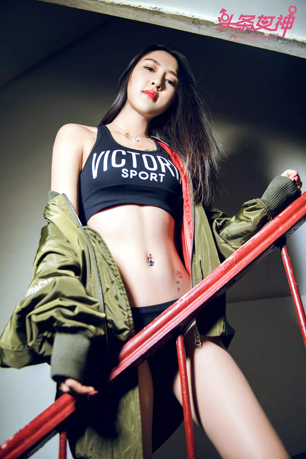 Xgyw.Org_[Toutiao头条女神]No.484_嫩模如意半脱绿外套性感黑色内衣秀完美身材写真20P