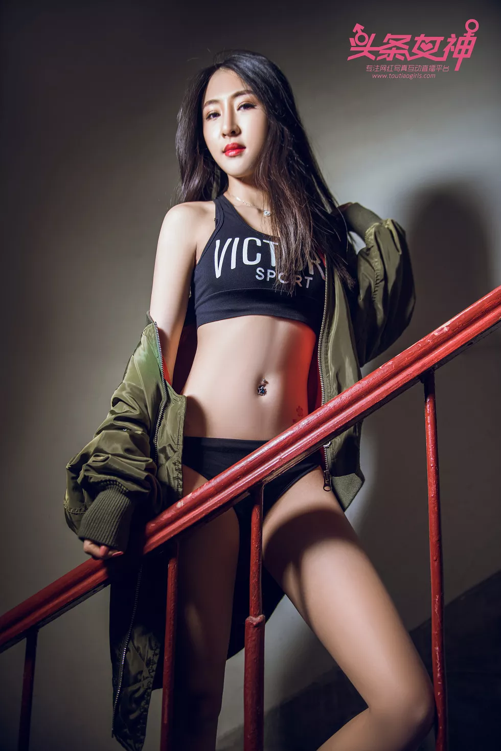 Xgyw.Org_[Toutiao头条女神]No.484_嫩模如意半脱绿外套性感黑色内衣秀完美身材写真20P