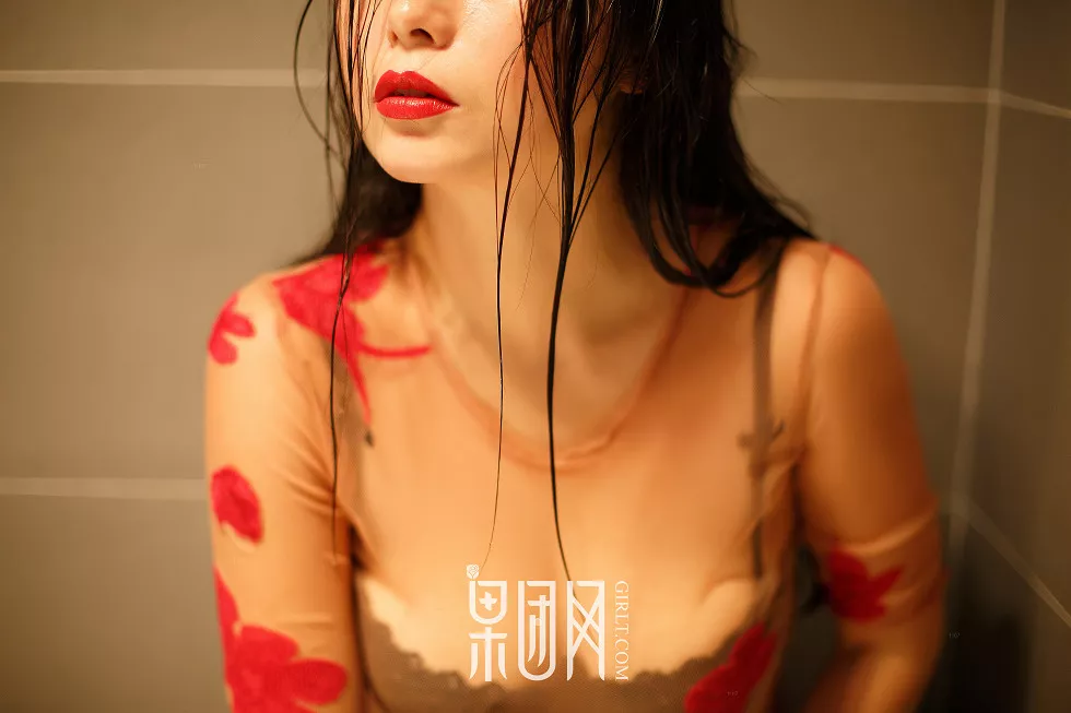 Xgyw.Org_[GIRLT果团网]NO.074_嫩模红霓裳超透红纱衣秀黑色内衣完美身材浴缸里湿身诱惑写真46P