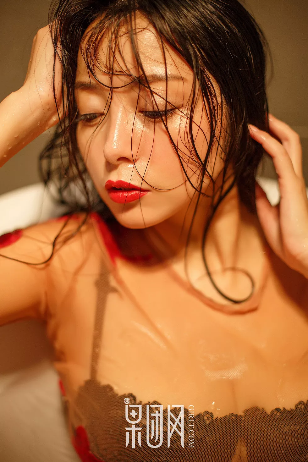 Xgyw.Org_[GIRLT果团网]NO.074_嫩模红霓裳超透红纱衣秀黑色内衣完美身材浴缸里湿身诱惑写真46P