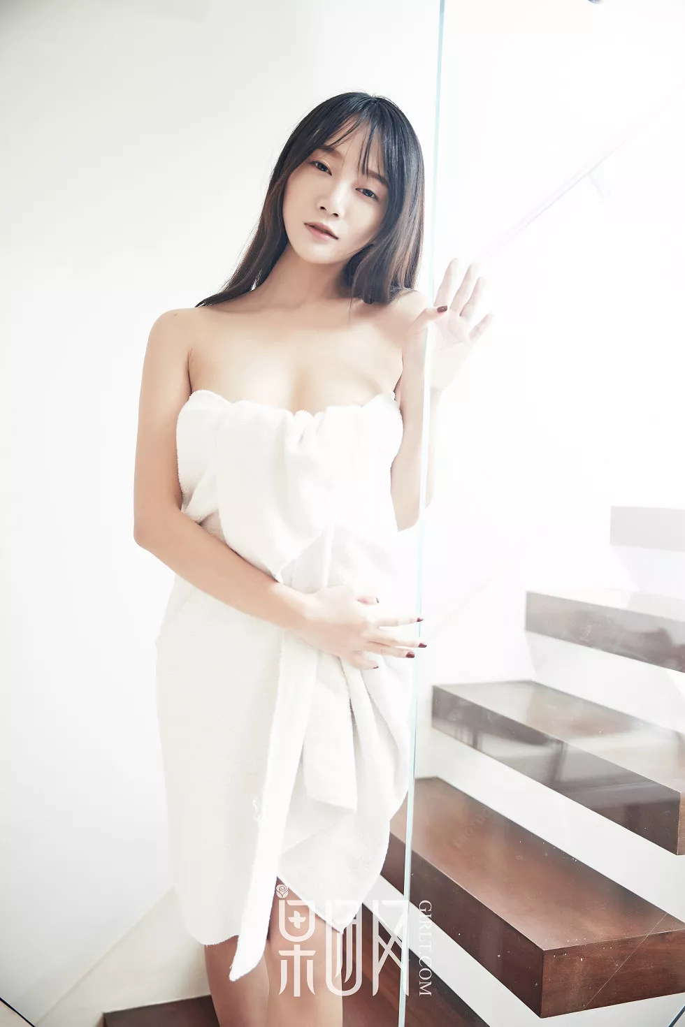 Xgyw.Org_[GIRLT果团网]NO.116_纯净少女何嘉颖居家纯白浴巾半脱秀完美身材深V诱惑写真58P