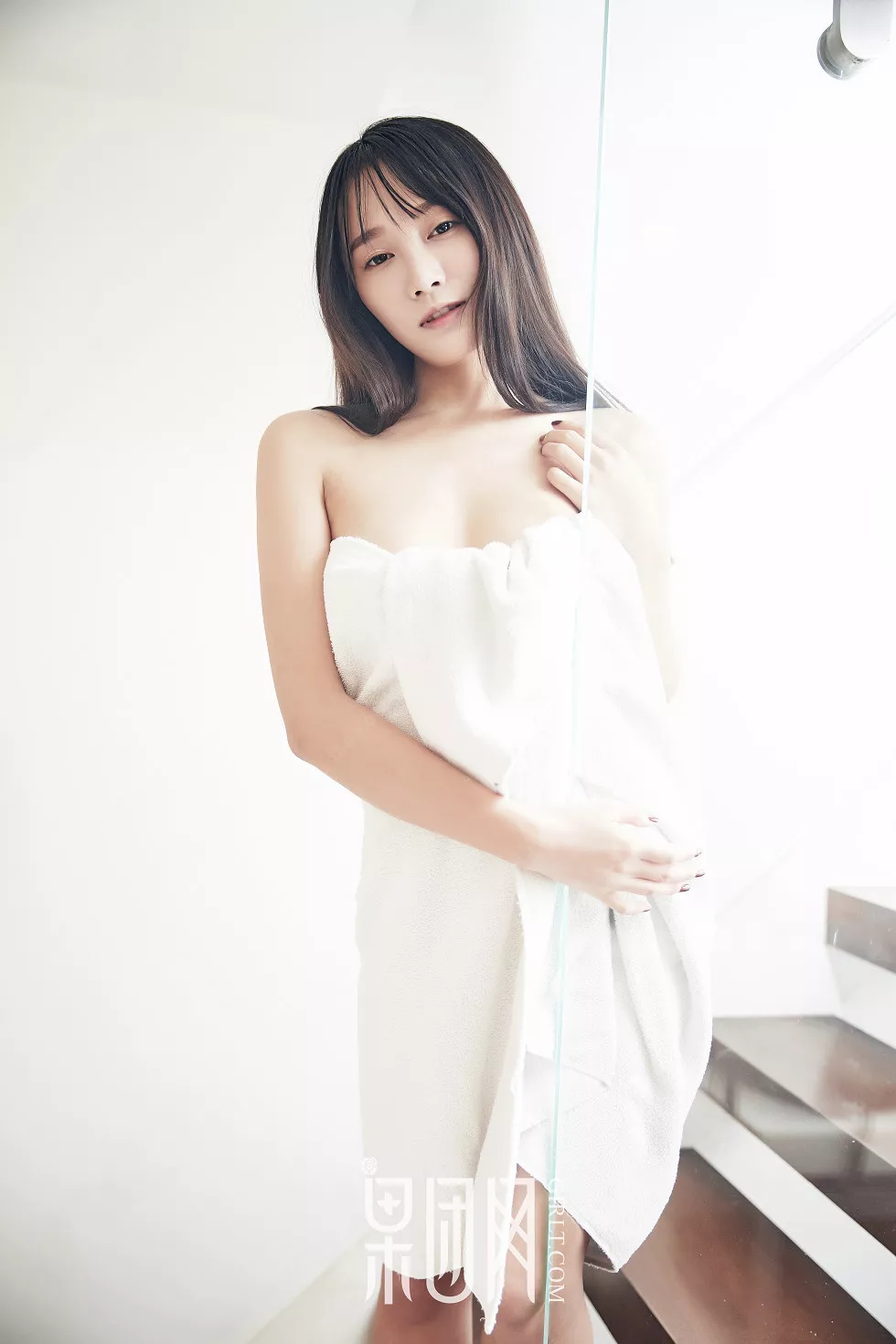 Xgyw.Org_[GIRLT果团网]NO.116_纯净少女何嘉颖居家纯白浴巾半脱秀完美身材深V诱惑写真58P
