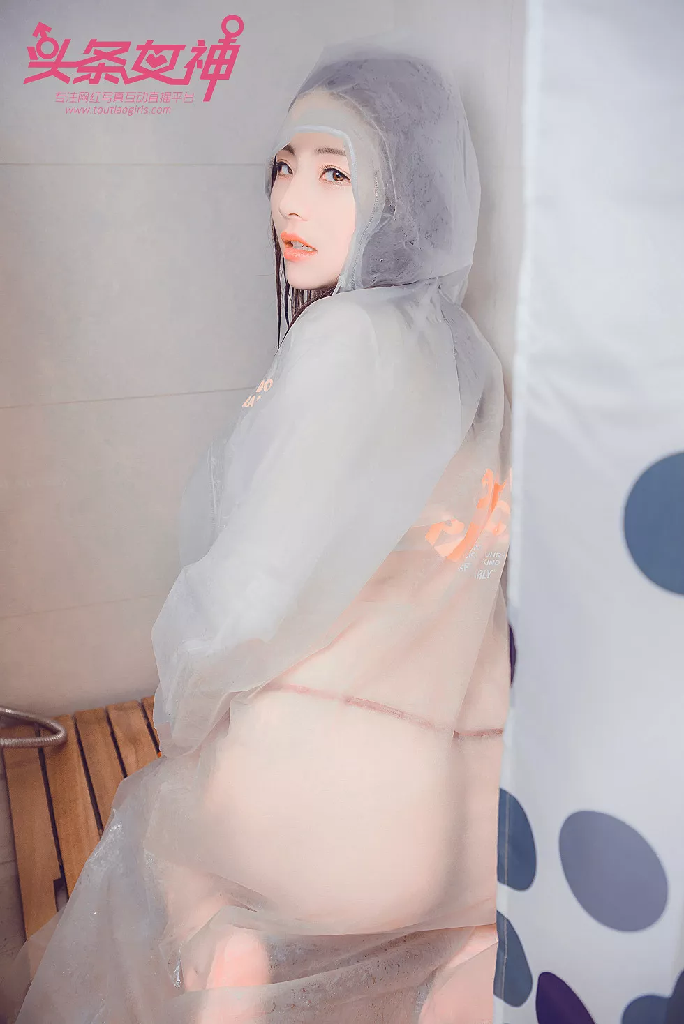 Xgyw.Org_[Toutiao头条女神]No.609_嫩模迪爱儿居家雨衣修水工浴室里湿身撩人诱惑写真45P