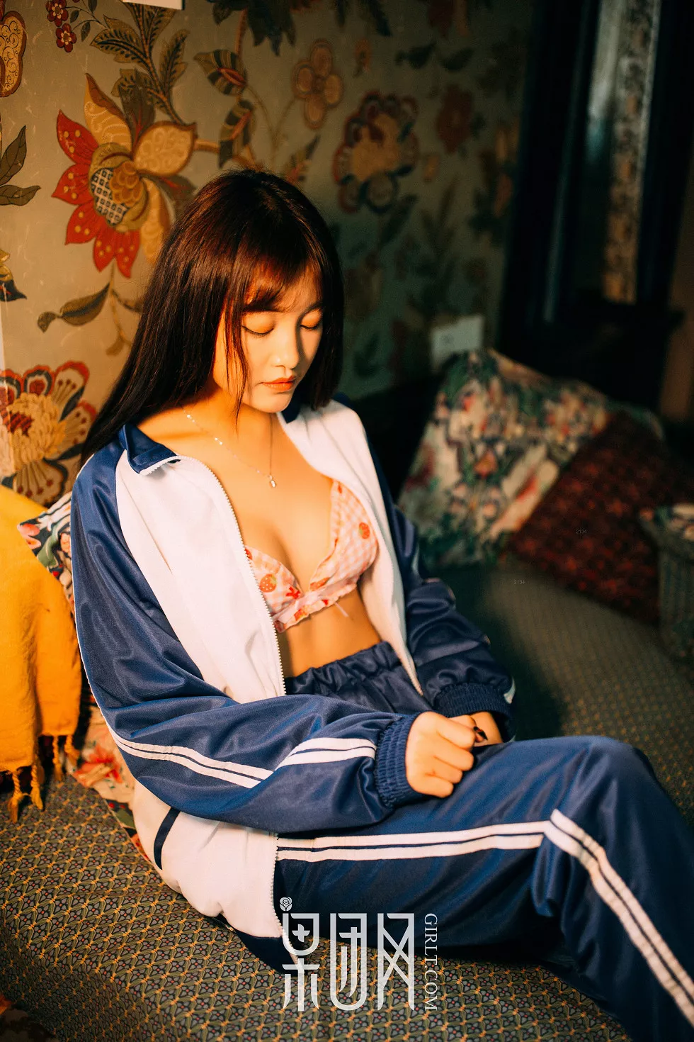 Xgyw.Org_[GIRLT果团网]熊川纪信No.015_校服风情的学生妹妹半脱制服秀性感内衣迷人写真50P
