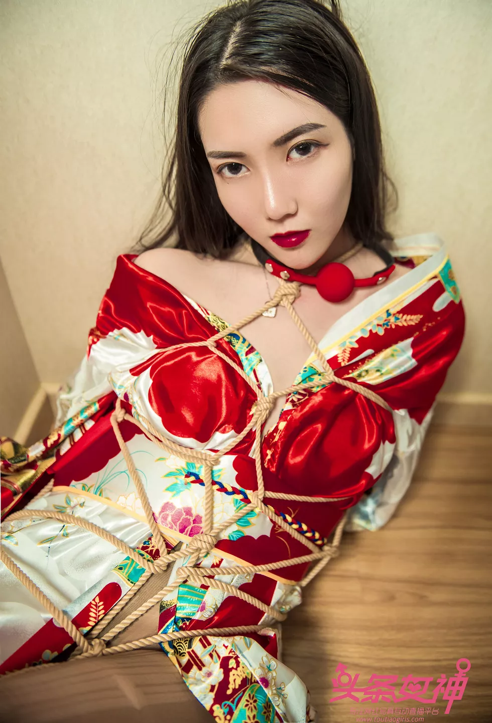 Xgyw.Org_[Toutiao头条女神]No.598_嫩模冯雪娇居家性感和服下破烂无内肉丝裤袜撩人诱惑写真62P