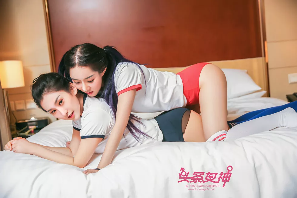 Xgyw.Org_[Toutiao头条女神]No.644_嫩模米雪+金子性感姐妹花居家床上斗乳诱惑写真34P