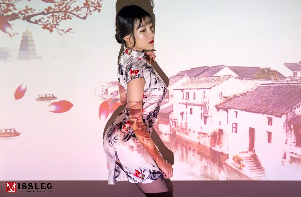 Xgyw.Org_[MissLeg蜜丝]钻石版NO.F002_蜜丝春节篇嫩模团团花色旗袍半脱露傲人豪乳诱惑写真51P