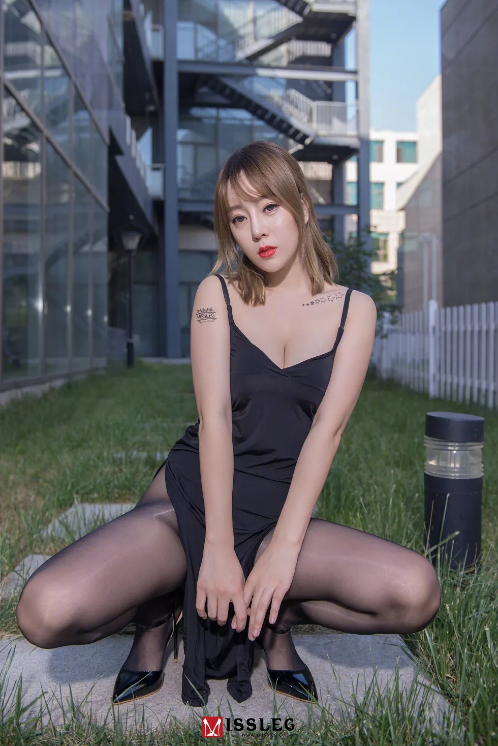 Xgyw.Org_[MissLeg蜜丝]钻石版NO.V009_嫩模王雨纯户外无内黑丝裤袜超透露毛诱惑写真85P