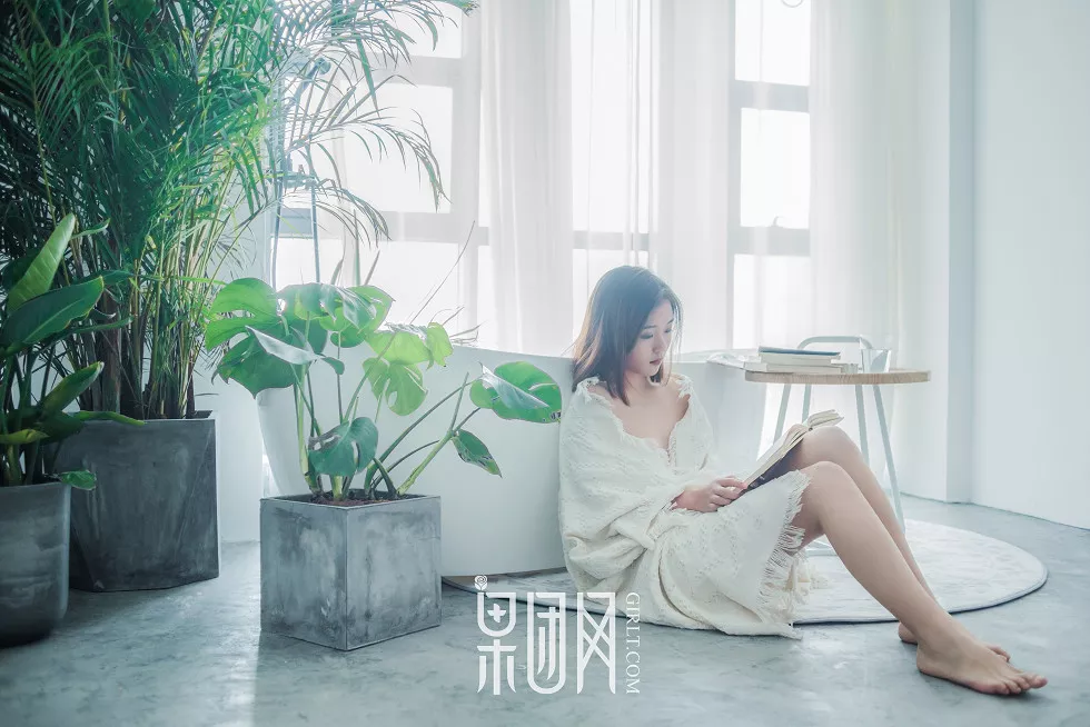 Xgyw.Org_[GIRLT果团网]NO.120_芭比女神私房白色蕾丝高叉连体内衣缕空露美乳火辣诱惑写真43P