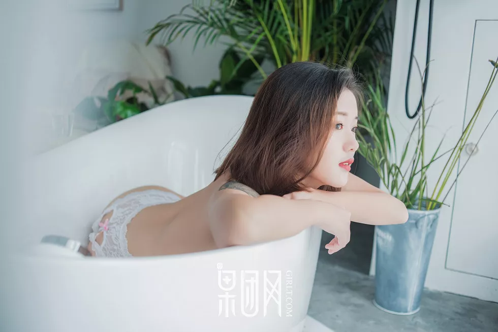 Xgyw.Org_[GIRLT果团网]NO.120_芭比女神私房白色蕾丝高叉连体内衣缕空露美乳火辣诱惑写真43P