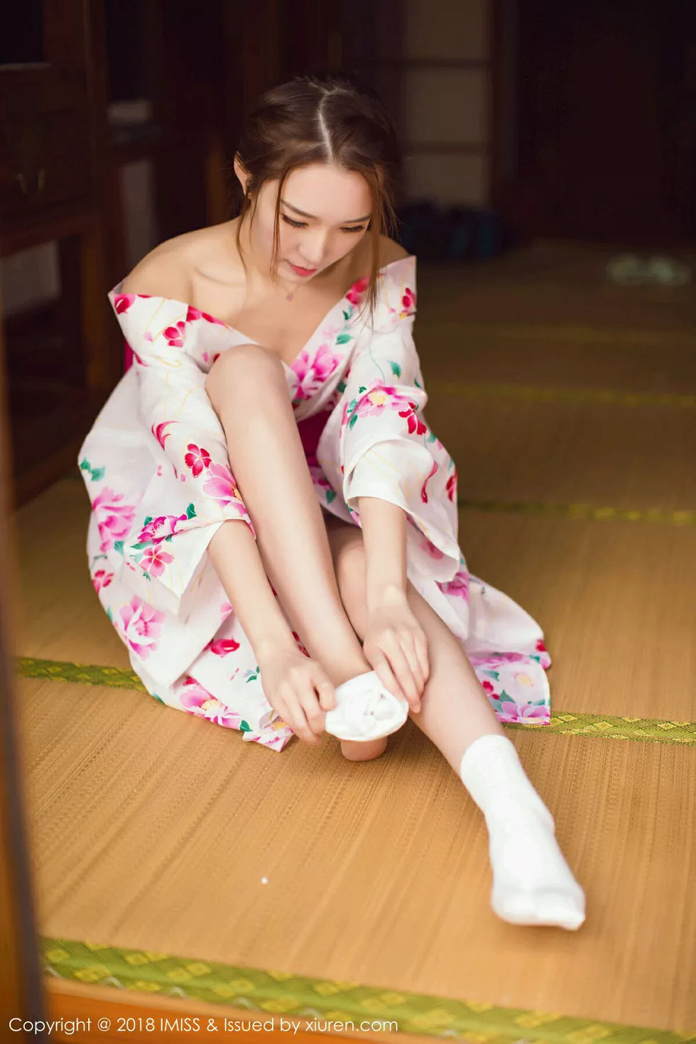 Xgyw.Org_[IMISS爱蜜社]Vol.252_嫩模Katrina私房日系和服真空露美乳+黑丝OL系列完美诱惑写真42P